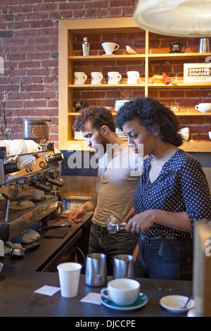 Baristas stellen Sie sicher, dass der Kaffee in einem Café in Boston gut schmeckt. Stockfoto