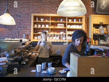 Baristas stellen Sie sicher, dass der Kaffee in einem Café in Boston gut schmeckt. Stockfoto