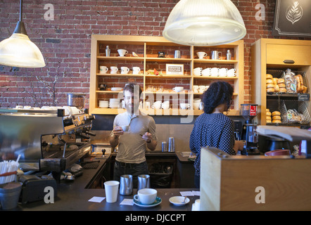 Baristas stellen Sie sicher, dass der Kaffee in einem Café in Boston gut schmeckt. Stockfoto