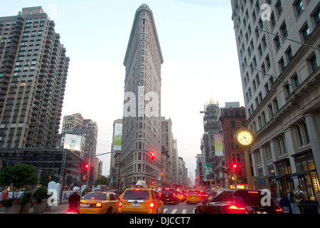 Autos und Taxis füllen Fifth Avenue an roten Ampeln in Flat Iron District von New York City. Stockfoto