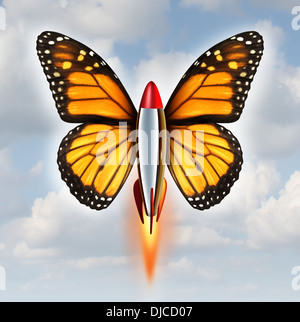 Kreativen Durchbruch Business Metapher als eine Rakete mit Monarch-Schmetterlingsflügel wackeln zu höheren Ebenen der Erfolg als ein Symbol der Kraft und Geschwindigkeit der Innovation und Ivention auf Himmelshintergrund. Stockfoto