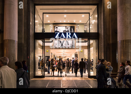 Spanische Bekleidungsgeschäft Zara ist vollgepackt mit Käufern, Barcelona, Spanien Stockfoto
