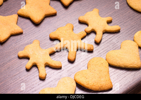 Lebkuchen im Tanz mit Herzen und Sterne tragen Stockfoto