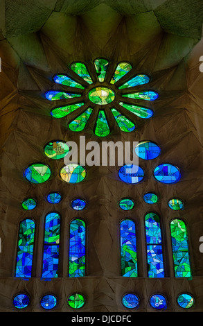 Buntglas-Fenster, Basilika Sagrada Família, Barcelona, Spanien Stockfoto