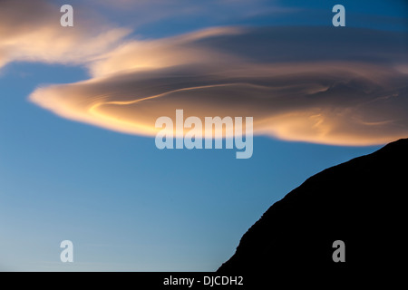 USA, Alaska, Katmai Nationalpark, untergehende Sonne leuchtet massive linsenförmige Wolke über dem Küstengebirge Kuliak Bucht umgibt Stockfoto