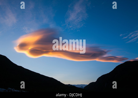 USA, Alaska, Katmai Nationalpark, untergehende Sonne leuchtet massive linsenförmige Wolke über dem Küstengebirge Kuliak Bucht umgibt Stockfoto