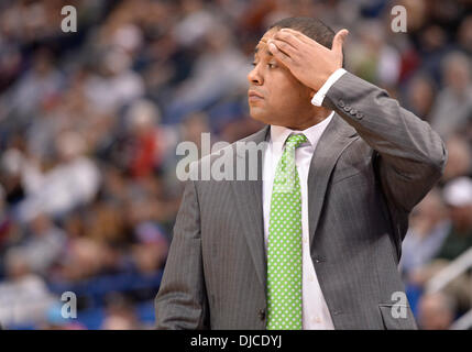 Hartford, CT, USA. 26. November 2013. Dienstag, 26. November 2013: Loyola (MD) Greyhounds Head Coach g.g. Smith blickt auf von der Seitenlinie in der 1. Hälfte der NCAA Basketball-Spiel zwischen Loyola (MD) und Connecticut im XL Center in Hartford, CT. UConn ging eine hartnäckige Loyola MD Team 76-66 zu schlagen. Bill Shettle / Cal Sport Media. Bildnachweis: Csm/Alamy Live-Nachrichten Stockfoto