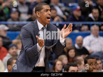 Hartford, CT, USA. 26. November 2013. Dienstag, 26. November 2013: Connecticut Huskies Head Coach Kevin Ollie begrüßt seine Mannschaft spielen in der 1. Hälfte der NCAA Basketball-Spiel zwischen Loyola (MD) und Connecticut im XL Center in Hartford, CT. UConn ging eine hartnäckige Loyola MD Team 76-66 schlagen. Bill Shettle / Cal Sport Media. Bildnachweis: Csm/Alamy Live-Nachrichten Stockfoto