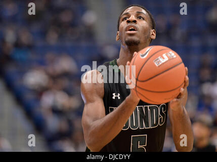 Hartford, CT, USA. 26. November 2013. Dienstag, 26. November 2013: Loyola (MD) Greyhounds Guard Eric Laster (5) versucht einen Freiwurf während der 1. Hälfte der NCAA Basketball-Spiel zwischen Loyola (MD) und Connecticut im XL Center in Hartford, CT. UConn ging eine hartnäckige Loyola MD Team 76-66 zu schlagen. Bill Shettle / Cal Sport Media. Bildnachweis: Csm/Alamy Live-Nachrichten Stockfoto