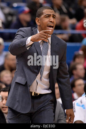 Hartford, CT, USA. 26. November 2013. Dienstag, 26. November 2013: Connecticut Huskies Head Coach Kevin Ollie schreit zu seinem Team während der 1. Hälfte der NCAA Basketball-Spiel zwischen Loyola (MD) und Connecticut im XL Center in Hartford, CT. UConn ging eine hartnäckige Loyola MD Team 76-66 zu schlagen. Bill Shettle / Cal Sport Media. Bildnachweis: Csm/Alamy Live-Nachrichten Stockfoto