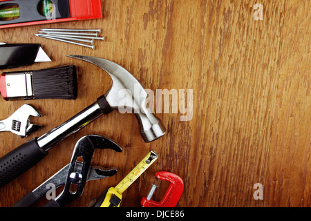 Verschiedene Werkzeuge auf Holz Stockfoto
