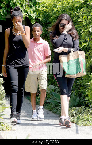 Khloe Kardashian, Stieftochter Schicksal Odom und Stiefsohn Lamar Odom Jr Khloe Kardashian Besorgungen mit ihren Schritt-Kindern in Beverly Hills, Los Angeles, Kalifornien - 22.08.12 Stockfoto