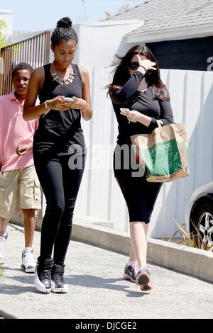 Khloe Kardashian, Stieftochter Schicksal Odom und Lamar Odom Jr Khloe Kardashian Besorgungen mit ihren Schritt-Kindern in Beverly Hills, Los Angeles, Kalifornien - 22.08.12 Stockfoto