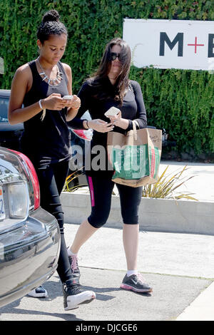 Khloe Kardashian und Stieftochter Schicksal Odom Khloe Kardashian Besorgungen mit ihren Schritt-Kindern in Beverly Hills, Los Angeles, Kalifornien - 22.08.12 Stockfoto