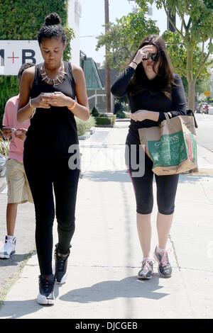 Khloe Kardashian und Stieftochter Schicksal Odom Khloe Kardashian Besorgungen mit ihren Schritt-Kindern in Beverly Hills, Los Angeles, Kalifornien - 22.08.12 Stockfoto