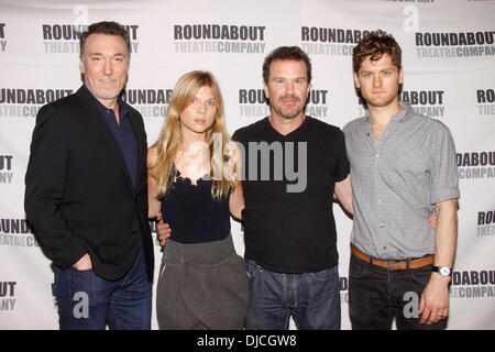 Patrick Page, Clemence Poesie, Douglas Hodge und Kyle Soller Broadway cast Photocall "Cyrano de Bergerac" am Kreisverkehr Theatre Company Proberaum New York City, USA - 23.08.12 statt Stockfoto