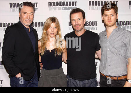 Patrick Page, Clemence Poesie, Douglas Hodge und Kyle Soller Broadway cast Photocall "Cyrano de Bergerac" am Kreisverkehr Theatre Company Proberaum New York City, USA - 23.08.12 statt Stockfoto