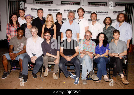 Patrick Page, Clemence Poesie, Douglas Hodge, Kyle Soller und Besetzung Broadway cast Photocall "Cyrano de Bergerac" am Kreisverkehr Theatre Company Proberaum New York City, USA - 23.08.12 statt Stockfoto