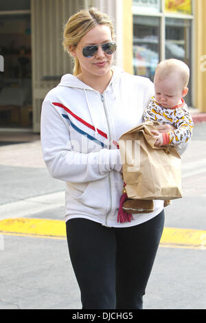 Hilary Duff führt ihr Sohn Luca Cruz während immer Frühstück Los Angeles, Kalifornien - 25.08.12 Stockfoto