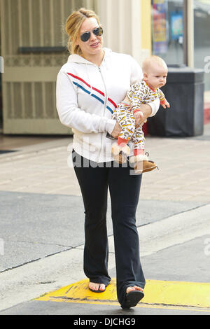 Hilary Duff führt ihr Sohn Luca Cruz während immer Frühstück Los Angeles, Kalifornien - 25.08.12 Stockfoto