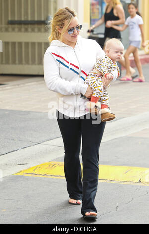 Hilary Duff führt ihr Sohn Luca Cruz während immer Frühstück Los Angeles, Kalifornien - 25.08.12 Stockfoto