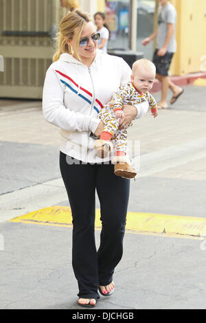 Hilary Duff führt ihr Sohn Luca Cruz während immer Frühstück Los Angeles, Kalifornien - 25.08.12 Stockfoto