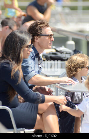 Matthew McConaughey, Frau Camila Alves, und ihr Sohn Levi sind unterwegs in Tribeca New York City, USA - 26.08.12 gesehen. Stockfoto