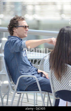 Matthew McConaughey, Frau Camila Alves, und ihre Kinder sind unterwegs in Tribeca New York City, USA - 26.08.12 gesehen. Stockfoto