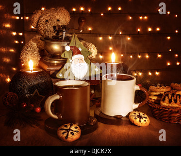Weihnachten-Stillleben, leckere traditionelle Süßspeise, zwei Tassen Kaffee mit leckeren Cookie, Teddybär und kleine dekorative Weihnachtsbaum Stockfoto