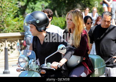 Blake Lively und Penn Badgley fahren einen Vespa-Roller am Set von "Gossip Girl" im Central Park New York City, USA - 28.08.12 Stockfoto