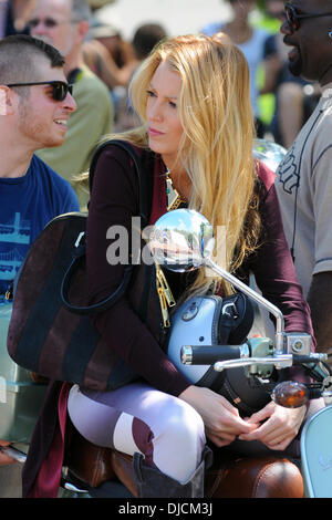 Blake Lively reitet einen Vespa-Roller am Set von "Gossip Girl" im Central Park New York City, USA - 28.08.12 Stockfoto