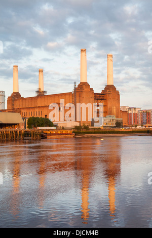 England, London, Battersea Power Station und Themse Stockfoto