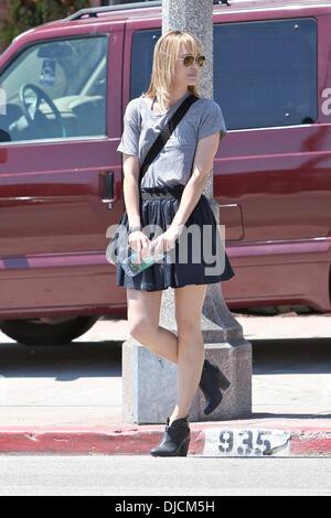 Schauspielerin Leslie Bibb wird gesehen, so dass ein Antiquitätengeschäft auf La Cienega Boulevard Los Angeles, Kalifornien - 28.08.12 Stockfoto