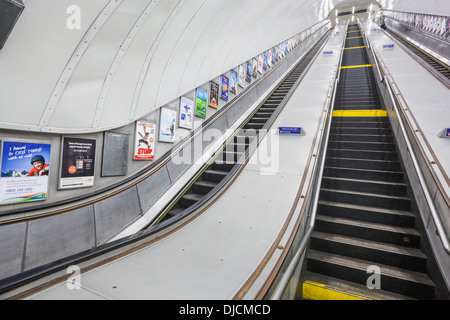 England, London, unterirdische Rolltreppe Stockfoto