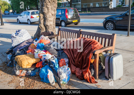 England, London, Obdachloser auf Bank schlafen Stockfoto