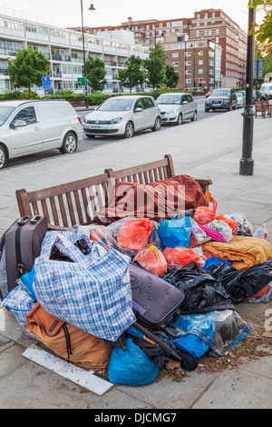 England, London, Obdachloser auf Bank schlafen Stockfoto