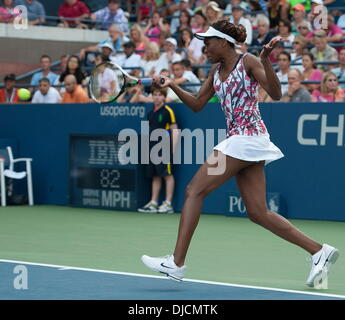 US Open 2012 Frauen-Doppel-Match - Serena Williams und Venus Williams Vs Lindsay Lee-Waters und Megan Moulton-Levy im USTA Billie Jean King National Tennis Center. Die Williams-Schwestern besiegen Lee-Waters und Moulton-Levy 6-4, 6-0 New York City, USA - 29. Stockfoto