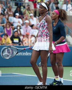 US Open 2012 Frauen-Doppel-Match - Serena Williams und Venus Williams Vs Lindsay Lee-Waters und Megan Moulton-Levy im USTA Billie Jean King National Tennis Center. Die Williams-Schwestern besiegen Lee-Waters und Moulton-Levy 6-4, 6-0 New York City, USA - 29. Stockfoto