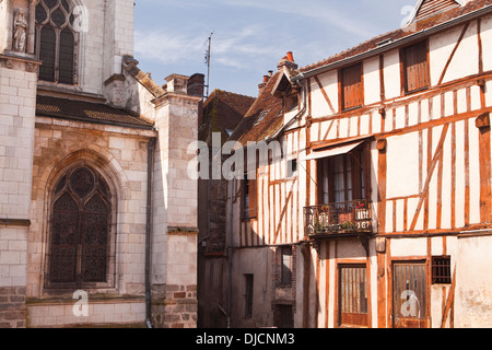 Fachwerkhäusern neben Eglise Saint-Thibault in Joigny. Stockfoto