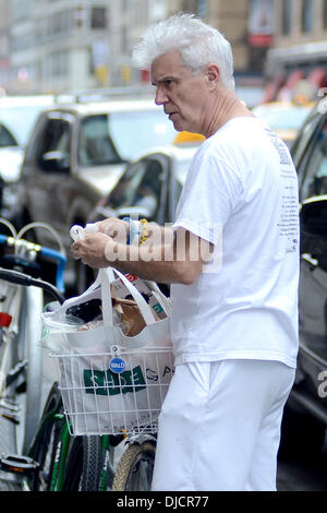 David Byrne ehemaligen Talking Heads-Frontmann kehrt in sein Fahrrad mit Lebensmittel, nach dem Einkauf auf ganze Lebensmittel Markt New York City, USA - 02.09.12 Stockfoto