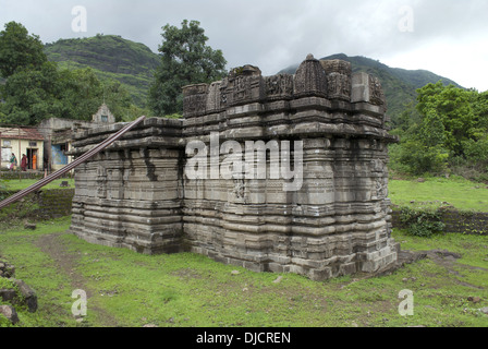 Kukdeshwar Tempel in Pur - Junnar, Dist. Pune. Allgemeine Ansicht der Schrein und Mandapa von hinten. Stockfoto