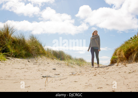 Blonde Frau stand am Strand Stockfoto