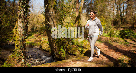 Frau im Wald laufen Stockfoto