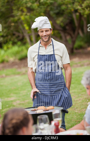 Glücklicher Vater Grillfest mit seiner Familie Stockfoto