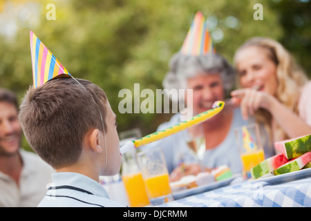 Fröhlichen Sohn feiert seinen Geburtstag mit seiner Familie Stockfoto