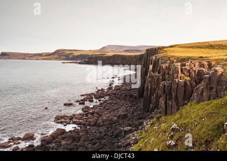 Basalt Felsen Formationen an der Nordwestküste der Insel Skye. Stockfoto