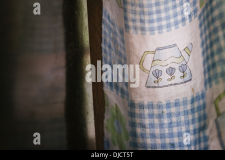 Vintage Vorhang mit einem blauen Kaffee Topf Design für die Fenster eines alten Hauses in Las Raices, N.L. (Mexiko). Stockfoto