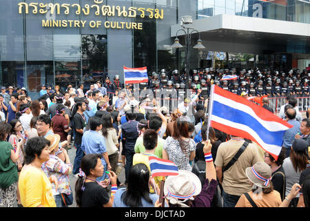 Bangkok, Thailand. 27. November 2013. (Anti-Regierungs-Demonstranten Kundgebung vor dem Ministerium für Kultur in Bangkok, Thailand, 27. November 2013. Demonstranten gezwungen die Schließung von mehreren Ministerien Dienstag und geschworen, übernehmen die Kontrolle der staatlichen Büros bundesweit im Rahmen eines Angebots, Premierministerin Yingluck Shinawatra, eskaliert die größte Herausforderung, die sie erlebt hat, seit seinem Amtsantritt zu verdrängen. Bildnachweis: Xinhua/Alamy Live-Nachrichten Stockfoto