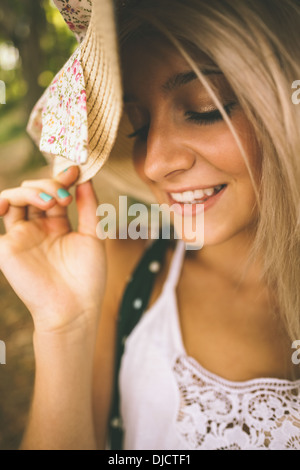 Glücklich wunderschöne Blondine mit Stroh Hut Stockfoto