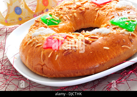 Roscón de reyes, spanischen drei Könige Kuchen gegessen am Dreikönigstag Tag Stockfoto